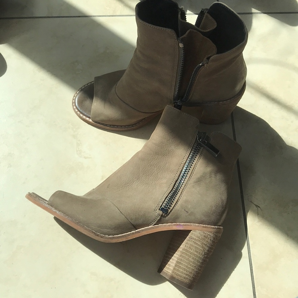 Brown leather peep toe Booties